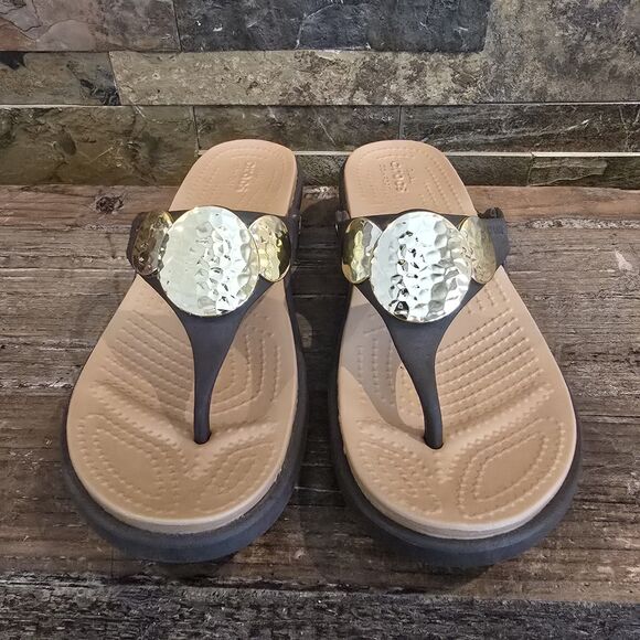 Crocs Sanrah Sandals Womens 7 Brown Hammered Medallion Circle Thong Flip Flop - Picture 2 of 6